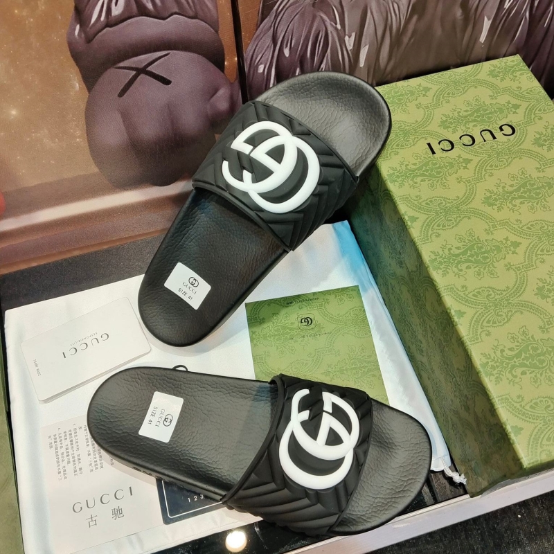 G*u*i slippers